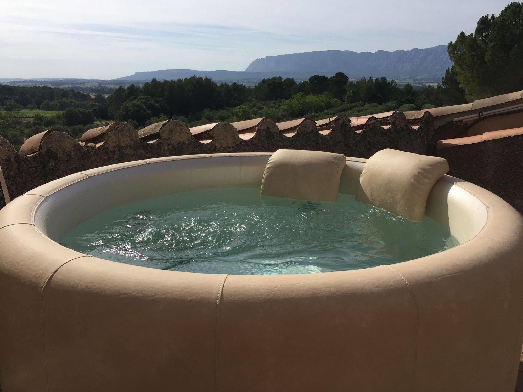 Domaine De La Pomme Hotel Trets Buitenkant foto