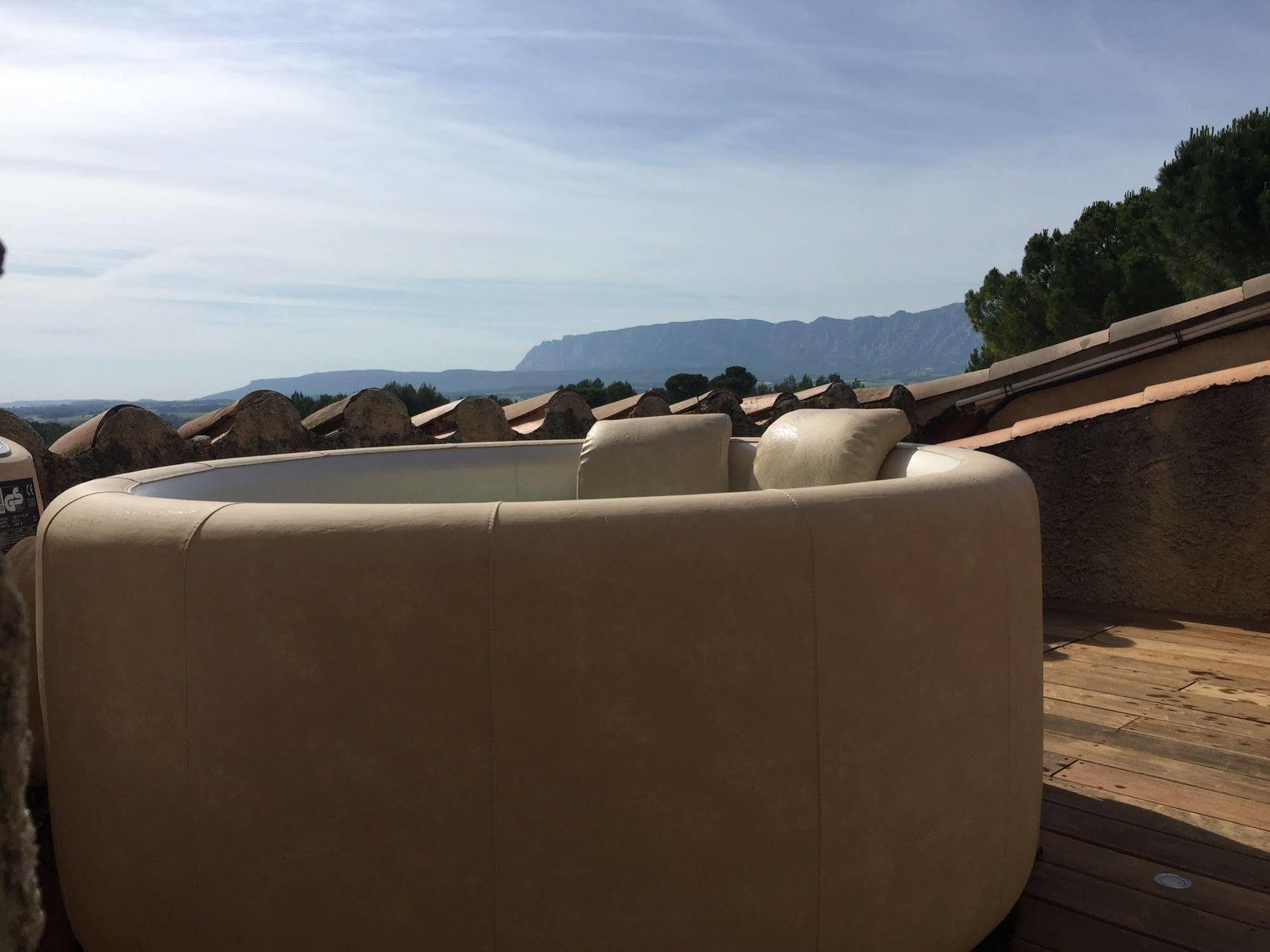 Domaine De La Pomme Hotel Trets Buitenkant foto